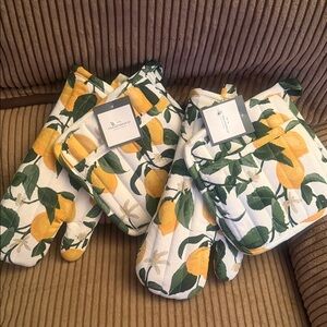 Lemon Print Oven Mitt and Pot Holder Set you get both